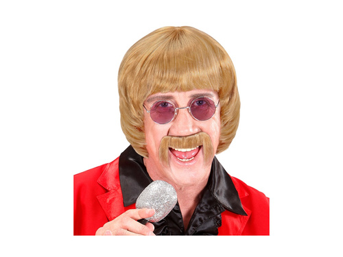 Cântăreață cu perucă blondă din anii 1960. cu mustață și ochelari