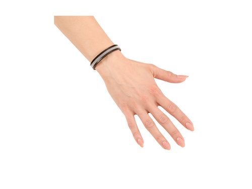 Brățară din piele neagră cu crampoane