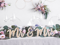 Mr & Mrs decor de masă din lemn cu sclipici auriu - 1 op.
