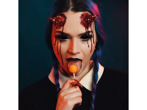 Lentile de contact negre pentru întregul ochi – valabilitate 6 luni.