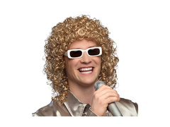 Peruca buclată a cântăreței