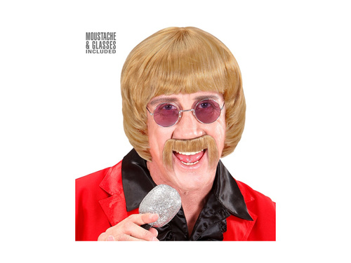 Cântăreață cu perucă blondă din anii 1960. cu mustață și ochelari