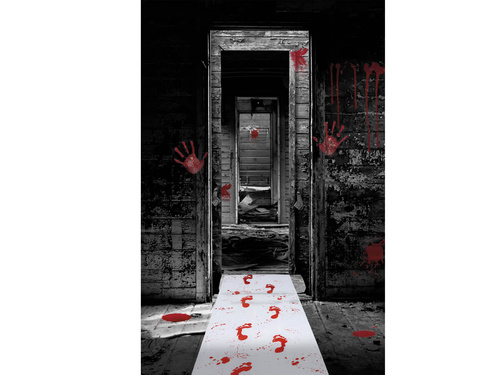 Covor alb cu urme de picioare pătate de sânge - 450 cm.