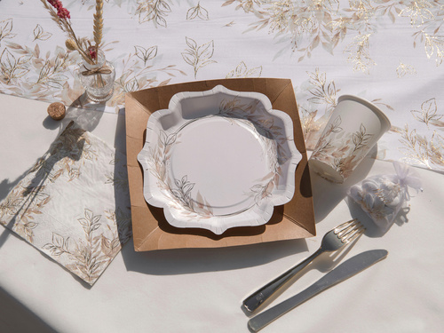 Farfurii de hârtie cu frunze maro - 21 cm - 10 buc.