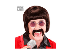 Cântăreață cu perucă maro din anii 1960. cu mustață și ochelari