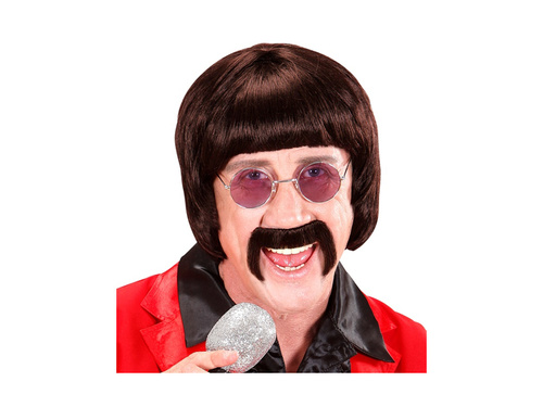 Cântăreață cu perucă maro din anii 1960. cu mustață și ochelari