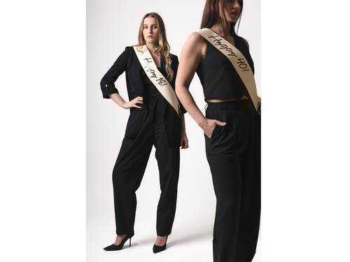 Eșarfă bej cu inscripția Happy 18 - 1 buc.