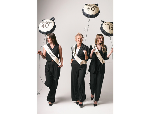 Eșarfă bej cu inscripția Happy 40 - 1 buc.